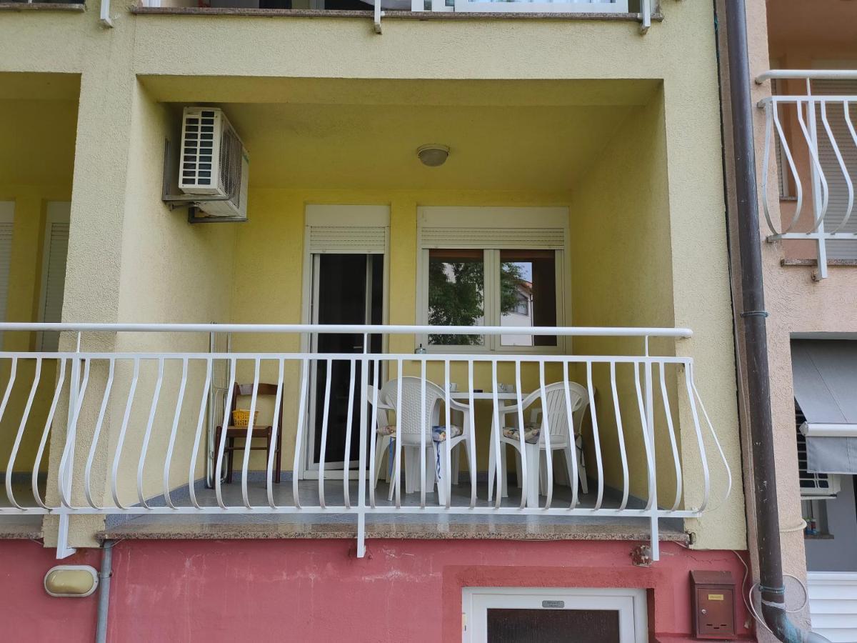Apartman Bela Lägenhet Pula Exteriör bild