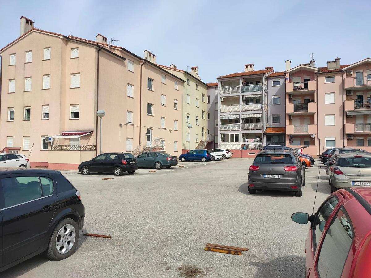 Apartman Bela Lägenhet Pula Exteriör bild