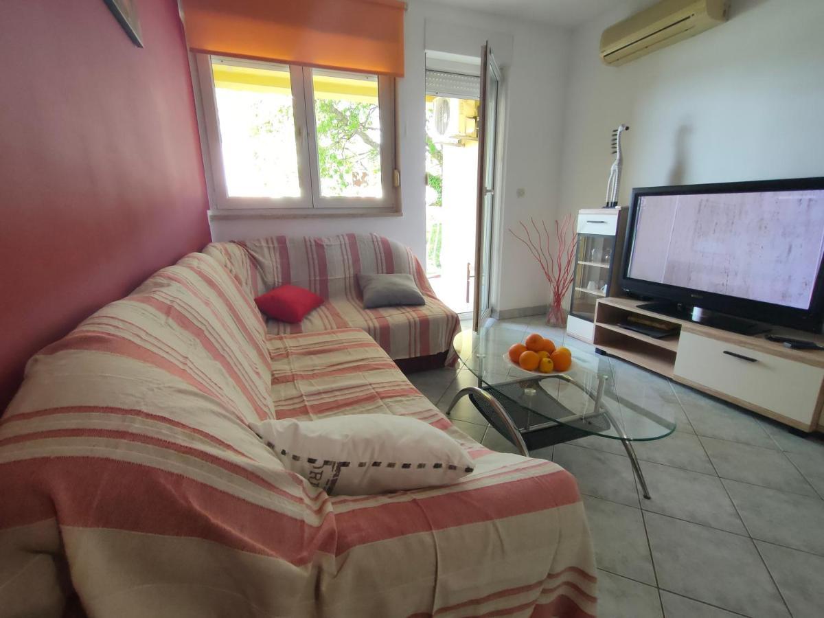 Apartman Bela Lägenhet Pula Exteriör bild