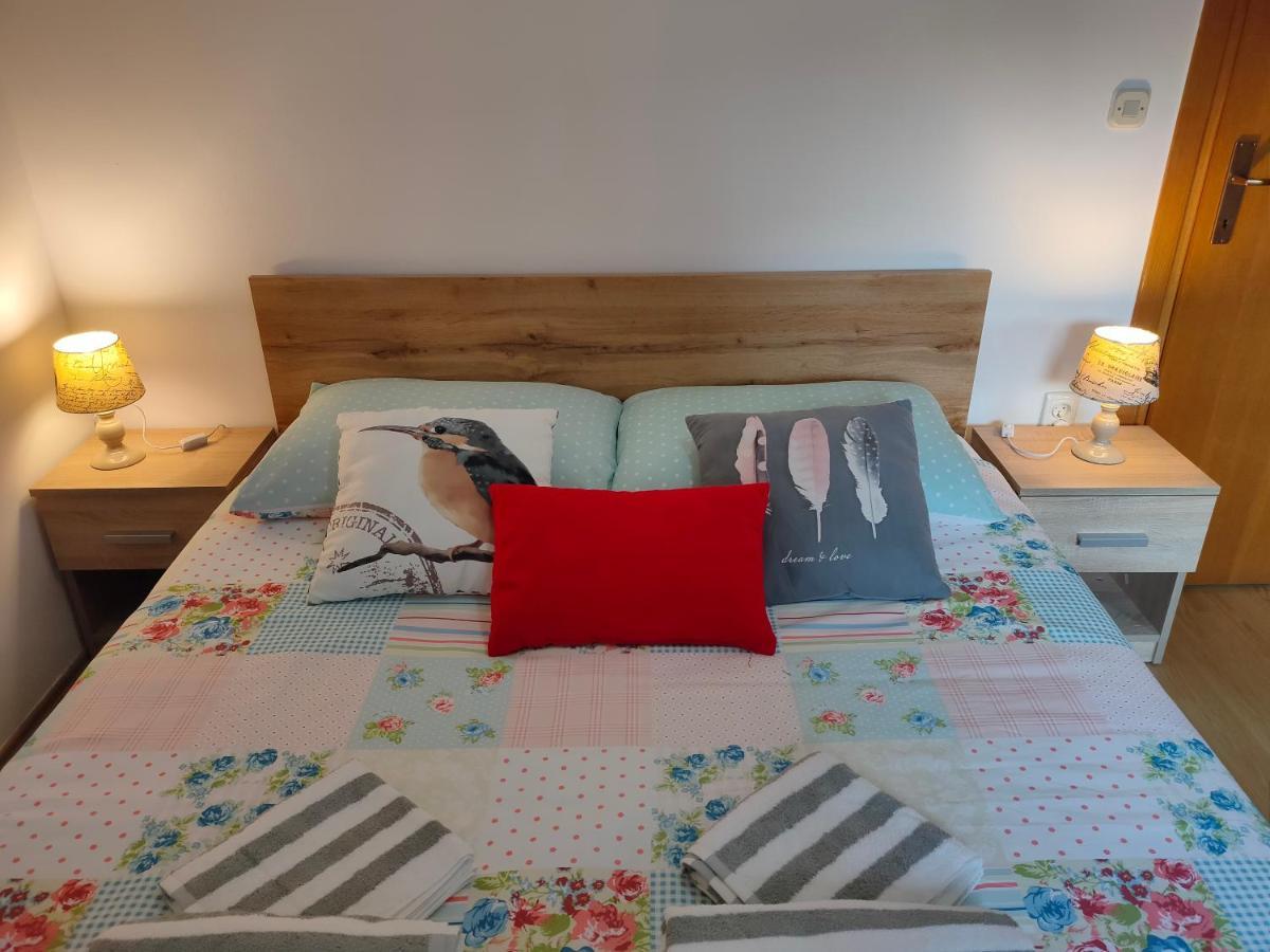 Apartman Bela Lägenhet Pula Exteriör bild