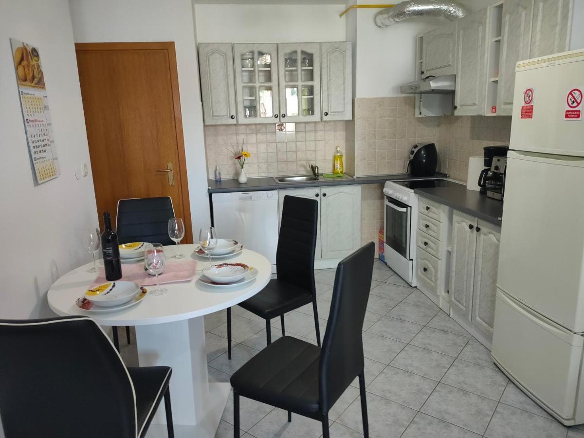 Apartman Bela Lägenhet Pula Exteriör bild
